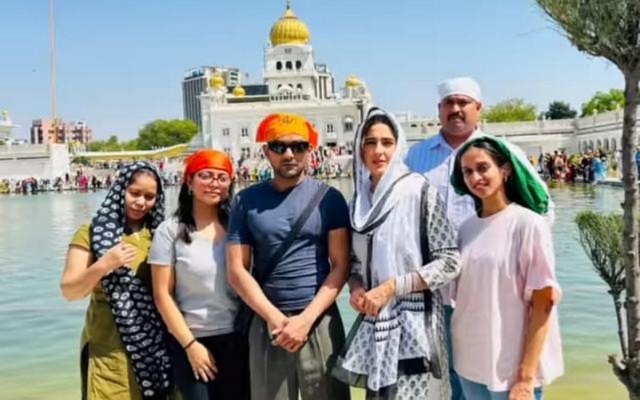 Sara Ali Khan Seeks Blessings At Bangla Sahib Gurudwara In Delhi 
