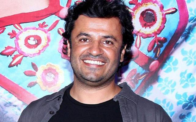 vikas-bahl-meets-anand-kumars-biographys-writer
