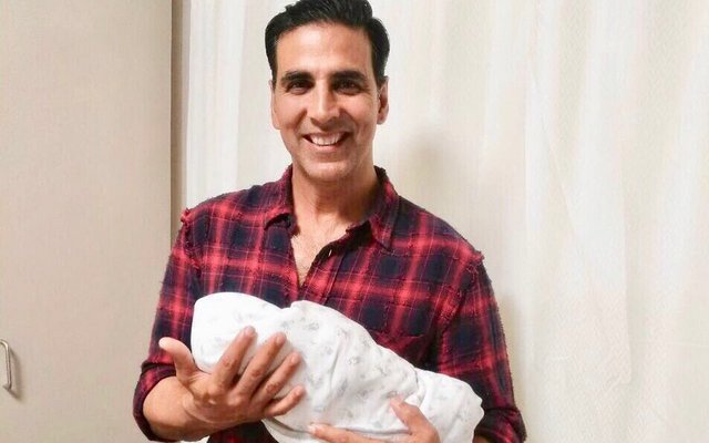 akshay-cradle-pose-asins-newborn