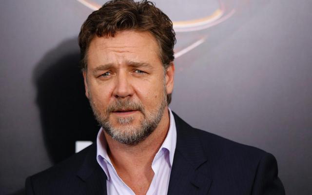 russell-crowe-happy-come-india