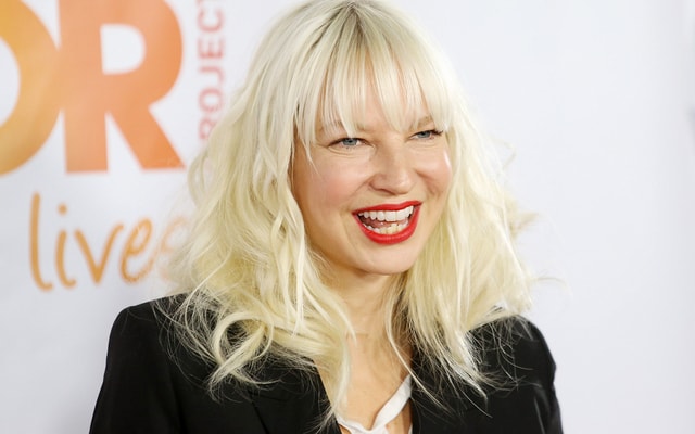sia-gives-out-her-nude-photo-free