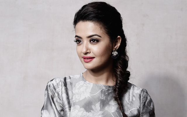 surveen-chawla-to-work-with-rajeev-khandelwal-in-altbalajis-new-show-haq-se